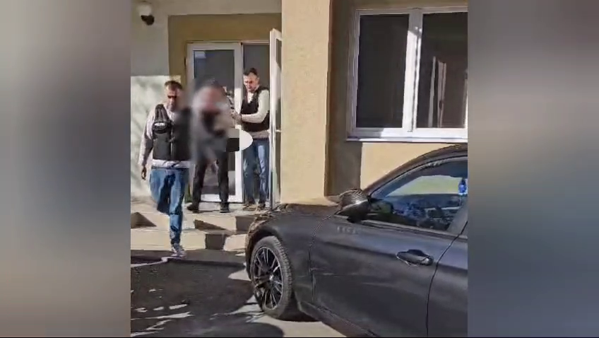 Caz șocant în Pitești. Un șofer de ridesharing de 61 de ani, acuzat că a hărțuit o tânără de 18 ani pe care o ducea cu mașina