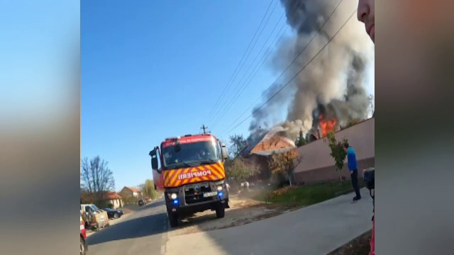 Casă din Timiș, mistuită de flăcări. O familie cu doi copii a fost salvată la limită. Care e cauza incendiului