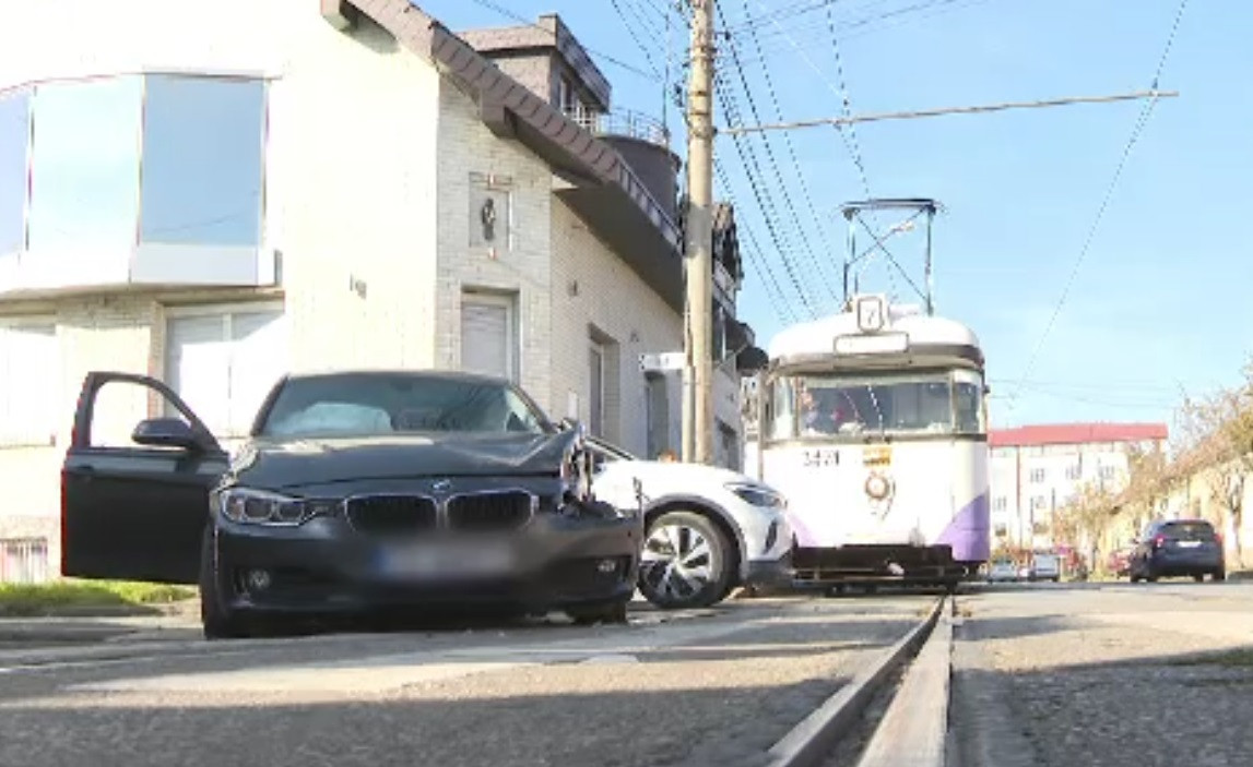 Mașină lovită de tramvai în Timișoara. Călătorii au tras o sperietură zdravănă: „Au plecat pe jos”