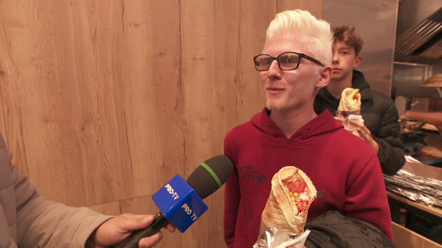 Românii bat toate recordurile la vânzările de Black Friday. În Cluj, sute de oameni au stat la coadă pentru shaorma gratis