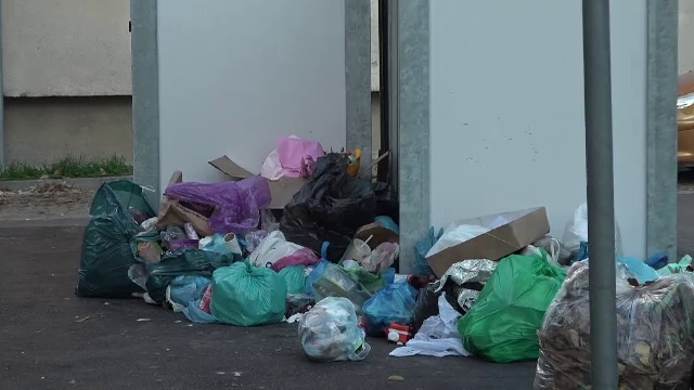 Insulele de colectare a deșeurilor din Oradea le dau bătăi de cap oamenilor. Trapele nu se deschid, unii nu ajung la ele