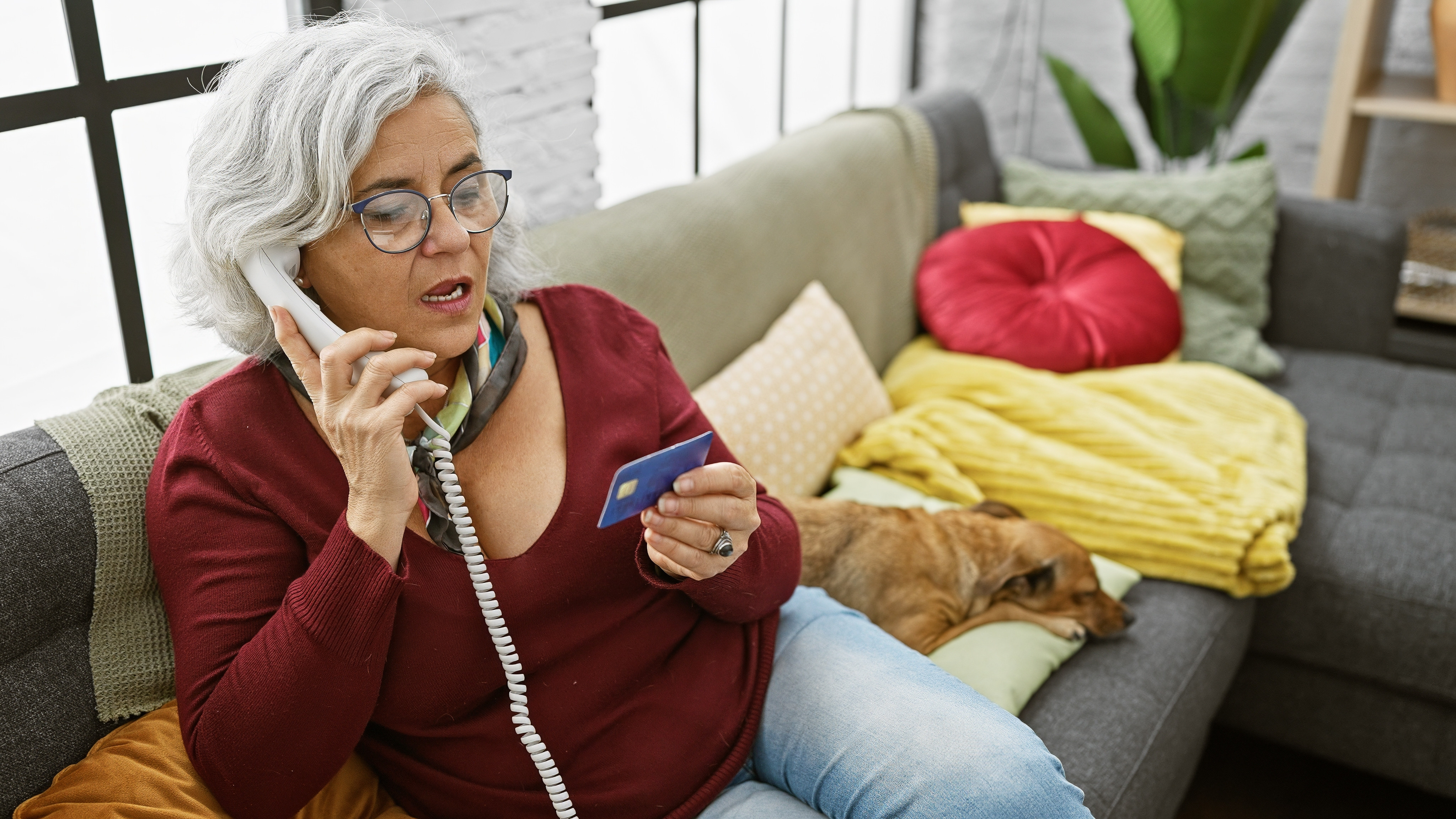 Noul fenomen prin care infractorii ajung să-și păcălească victimele și să le fure sume de bani fără să-și dea seama