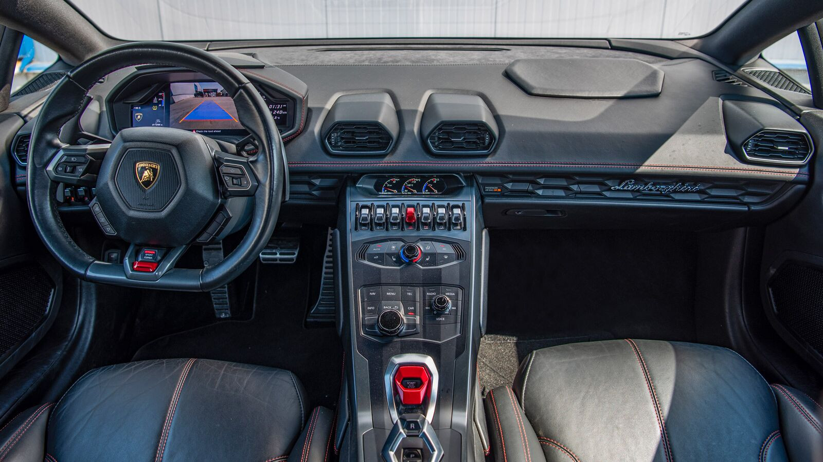 „Black Friday la stat”. O agenție guvernamentală a scos la vânzare, prin licitație, patru mașini de lux cu o reducere de 25%