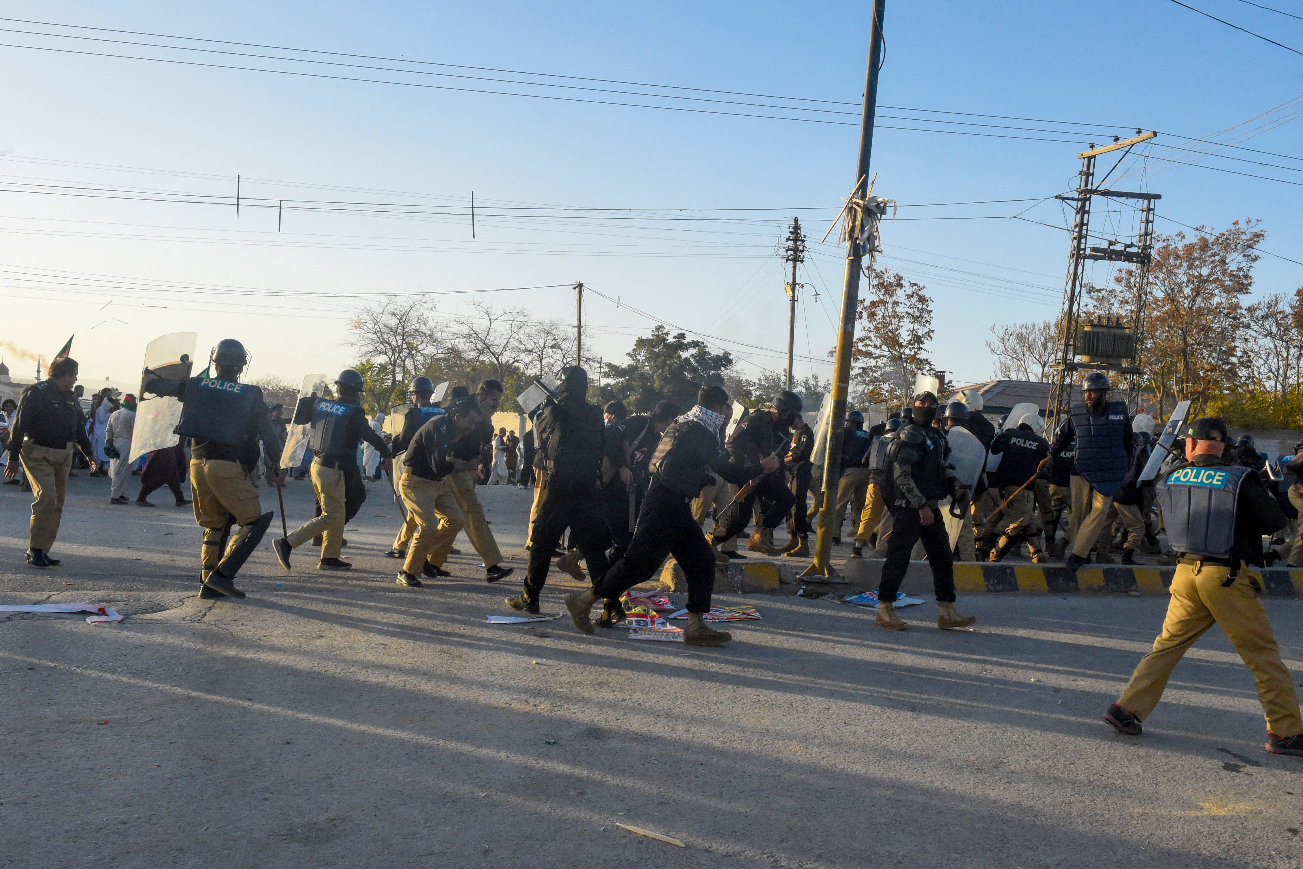 Cel puţin 24 persoane au fost ucise şi alte 40 au fost rănite, în urma exploziei unei bombe la o gară din Pakistan