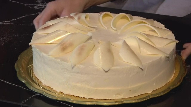 VIDEO. Cum arată ”tortul Melania” Trump, viitoarea Primă Doamnă a SUA: ”Are ciocolată albă, o trimitere la Casa Albă”