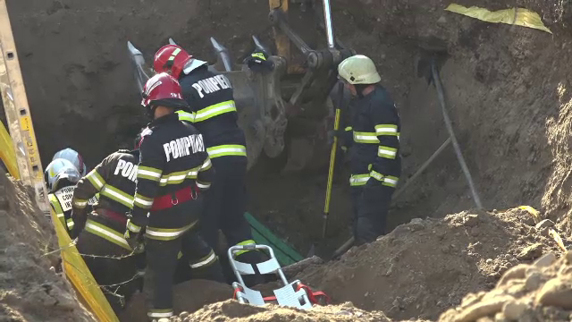 Muncitor prins sub un mal de pământ pe un șantier din Alba Iulia. „Dintr-o dată s-a crăpat pământul și a venit pe el”