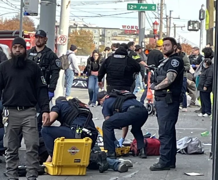 Un individ a fost arestat după ce 10 persoane au fost înjunghiate la întâmplare pe o stradă din SUA