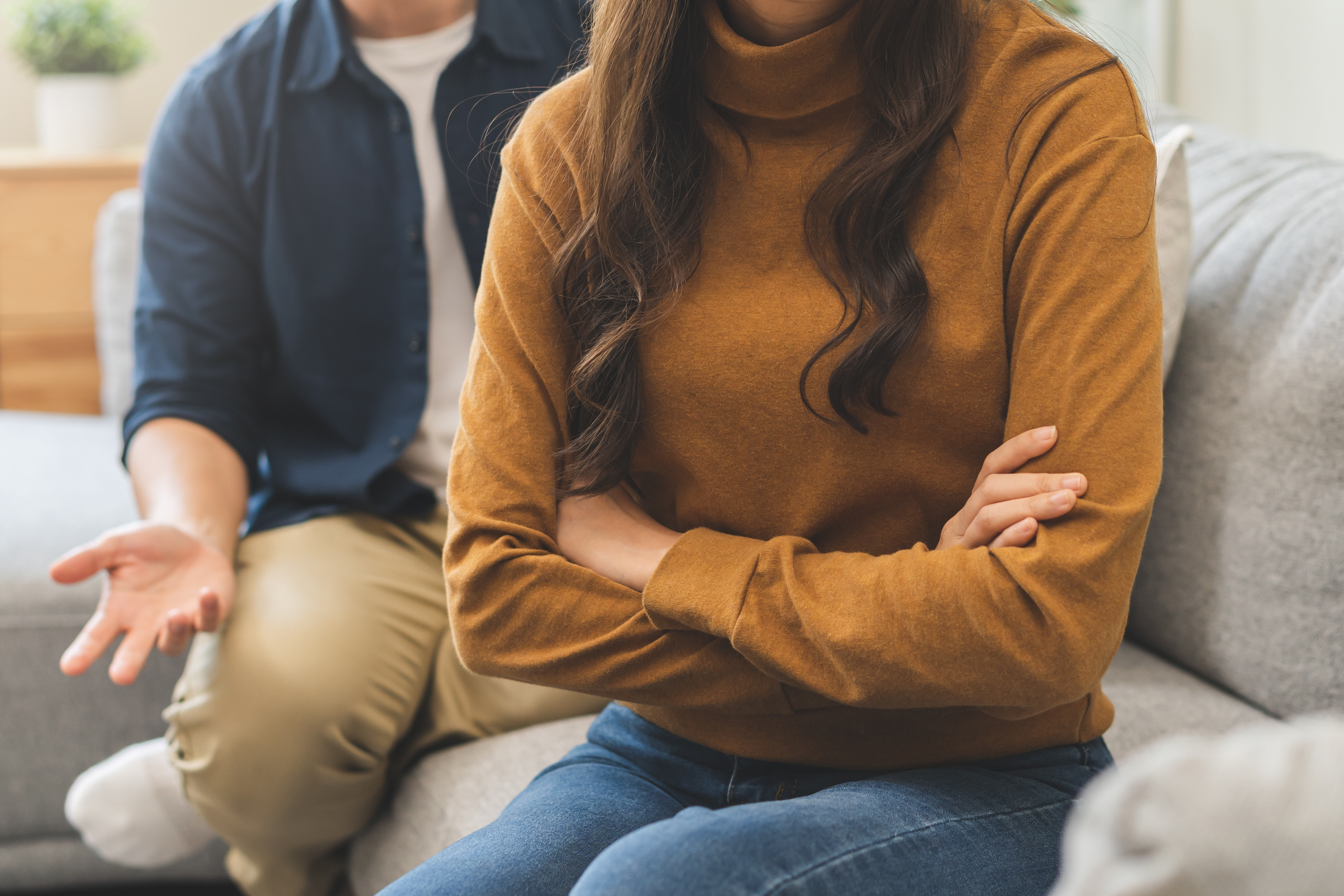 Telenovelă de Bârlad. Ordin de restricție pentru un amant atât de posesiv, încât îi dicta femeii și ce culoare să aibă oja