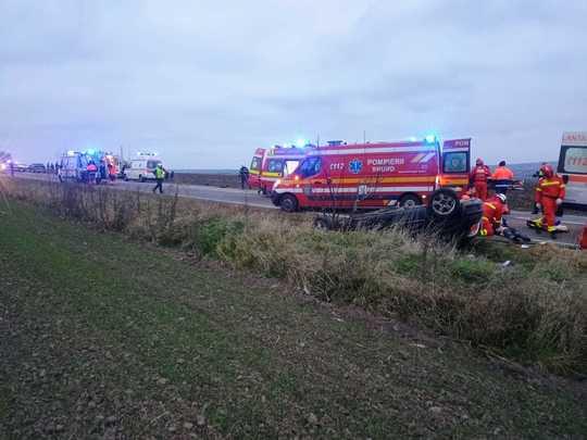 Tragedie pe ”Drumul morții”. Un copil de 3 ani și 4 adulți au pierit după ce un vehicul a intrat într-o mașină de școală