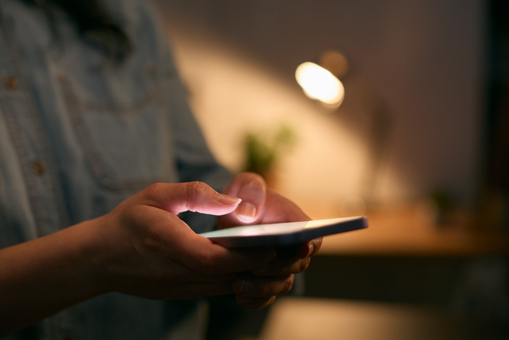 De ce nu ar trebui să iei cu tine telefonul la toaletă. Explicațiile medicilor