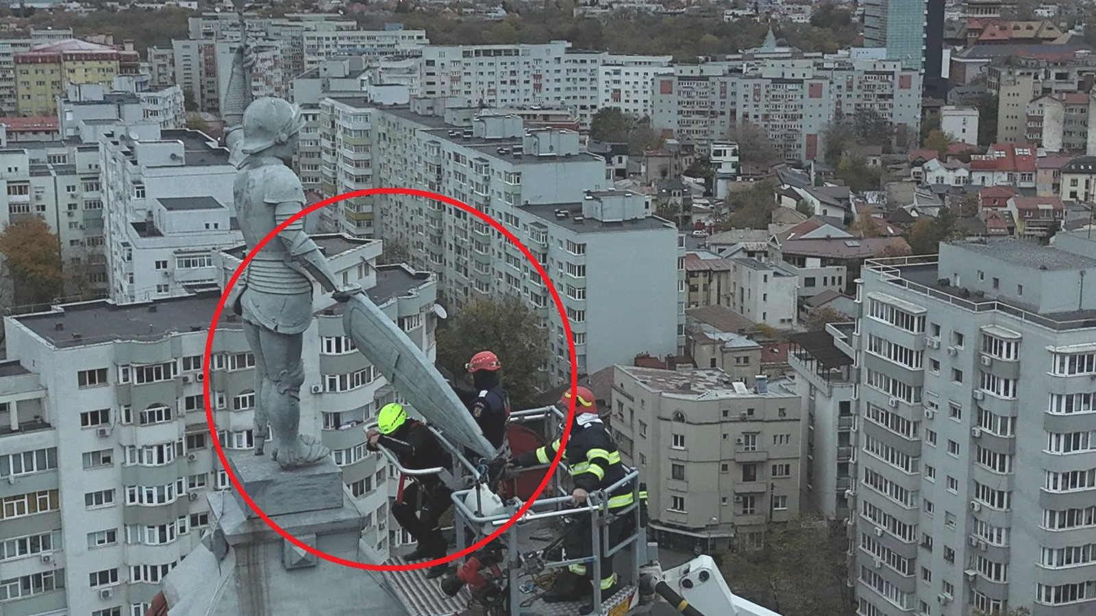 Ce se întâmplă la Primăria Sectorului 1. Scutul statuii Sfântului Dimitrie din turnul clădirii s-a desprins, gata să cadă