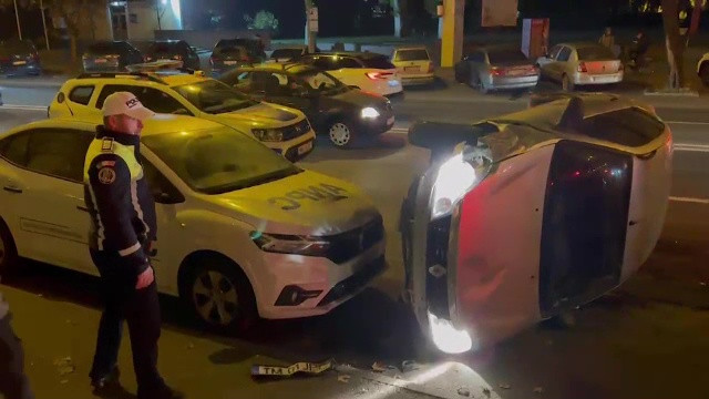 Accident în Timișoara, provocat de un tânăr de 20 de ani, care încerca să intre într-o parcare. Patru mașini au fost lovite