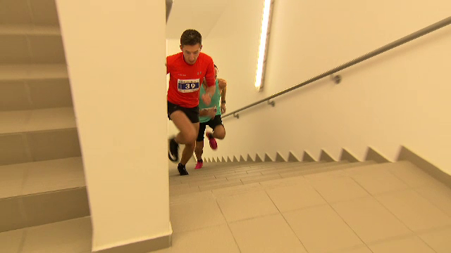 Concurs caritabil de alergare pe scări, în București. „E un efort intens, continuu. Trebuie să tragi de tine”