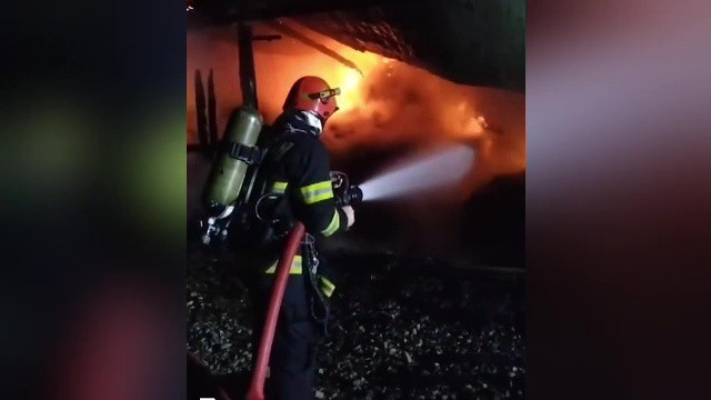 Incendiu de proporții în Bihor. Au ars 70 de tone de fân și lucernă. Pompierii au salvat 22 de cai