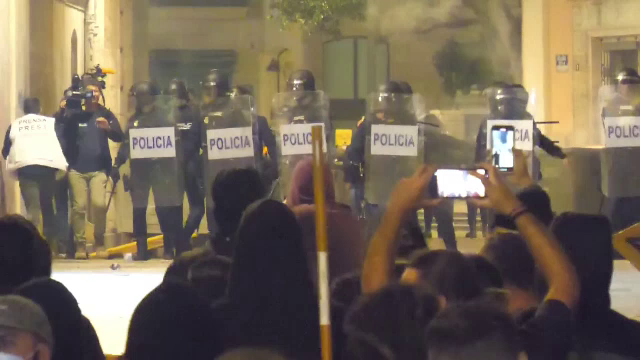 Proteste uriașe în Valencia. Oamenii furioși s-au bătut cu poliția: ”Când au trimis alerte, oamenii mureau deja înecați”