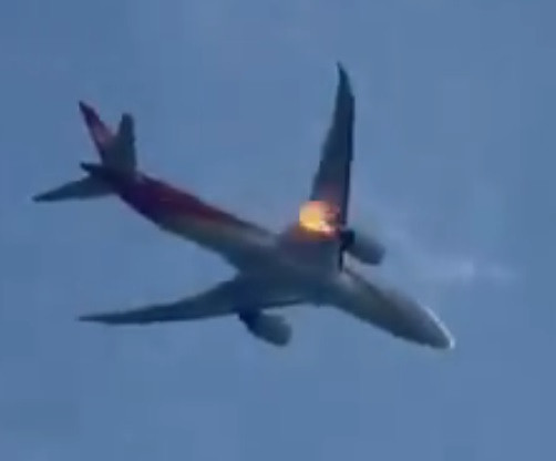 Un avion s-a întors pe aeroportul din Roma, după un incendiu la motor. Care ar fi fost cauza. VIDEO