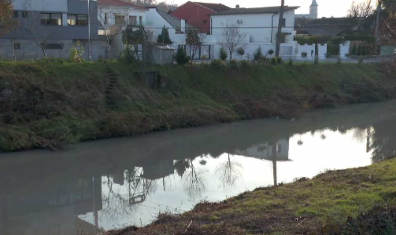 Femeie salvată de pompieri din apele reci ale Bistriței. Nimeni nu știe deocamdată ce a pățit