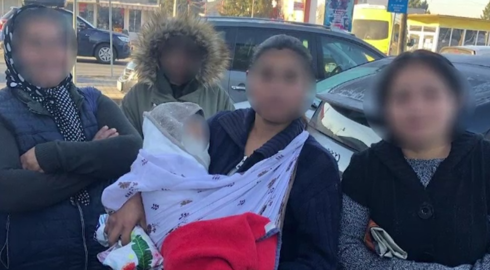Un grup de femei a fost prins la cerșit cu un bebeluș de nici o lună la minus -5 grade Celsius în Bistrița
