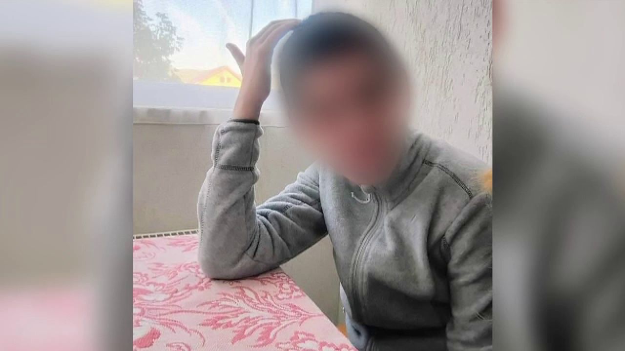 Doi adolescenți reținuți după ce au spart aparate de plată în București