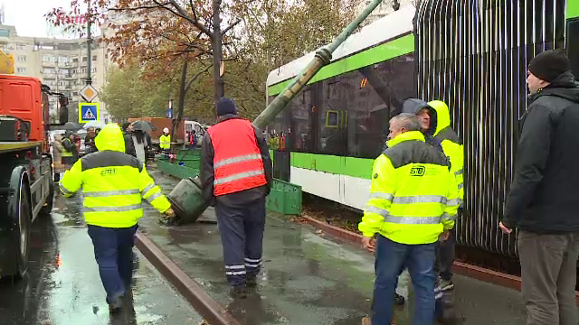 Cum s-a ajuns ca un stâlp de iluminat din București să cadă peste un tramvai. Confuzia generată de acest incident