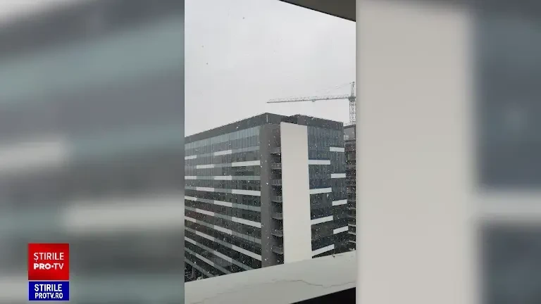 Prima ninsoare în București. Printre picăturile de ploaie și-au făcut apariția și fulgii de zăpadă. VIDEO