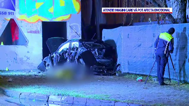Un șofer de 22 de ani a murit într-un accident cumplit, la ieșire din București. Mașina s-a înfipt în piciorul pasarelei