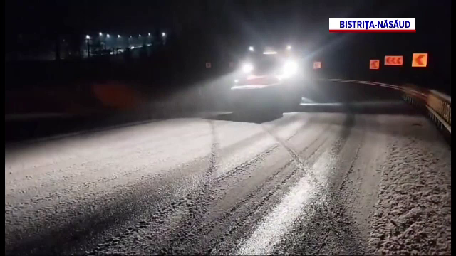 Zăpada i-a luat prin surprindere pe șoferi. Mulți s-au oprit de teamă că nu vor putea înainta. „Nu poți să mergi, ninge tare”