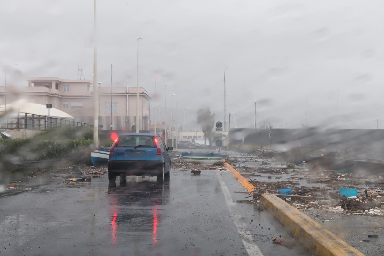 Ploile fac prăpăd în Italia. Zona în care străzile au fost transformate în râuri, iar multe mașini au ajuns în mare