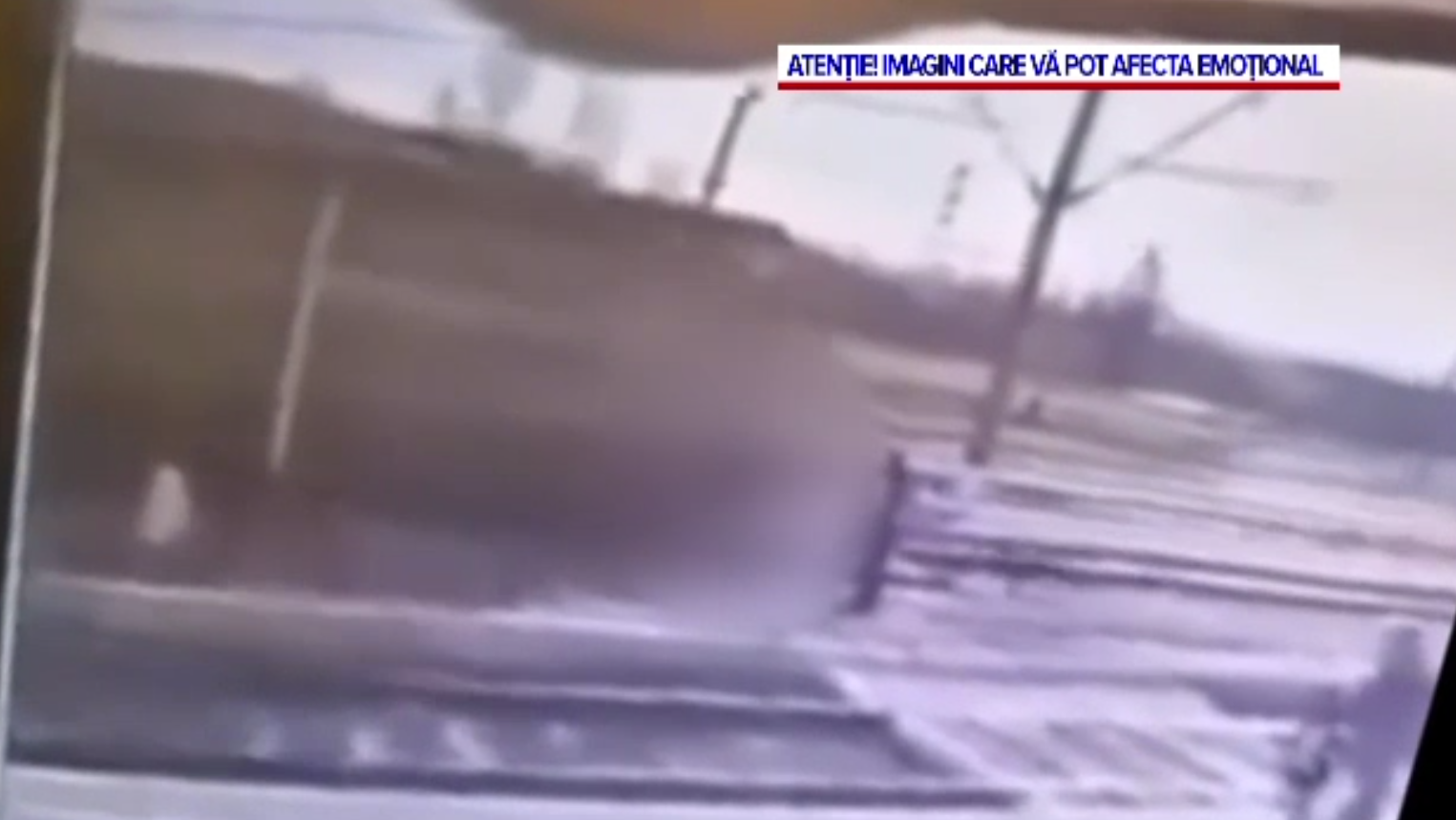 Momentul șocant în care o tânără de 22 de ani este lovită în plin de un tren într-o gară din județul Iași