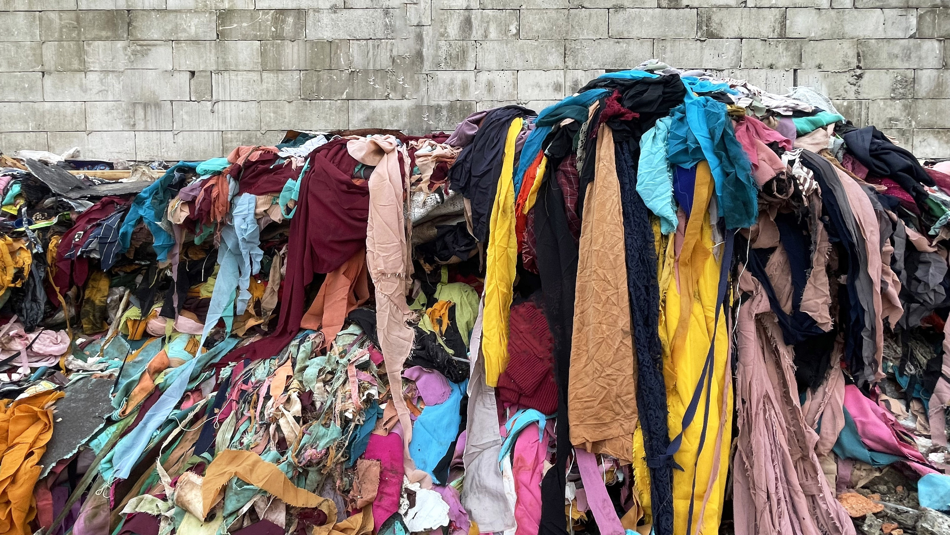 România, codașă la reciclarea hainelor: 99% dintre textile ajung la groapa de gunoi sau sunt incinerate