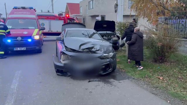 O fetiță de 10 ani și bunica ei au fost rănite după ce mașina în care se aflau s-a ciocnit de un alt autourism