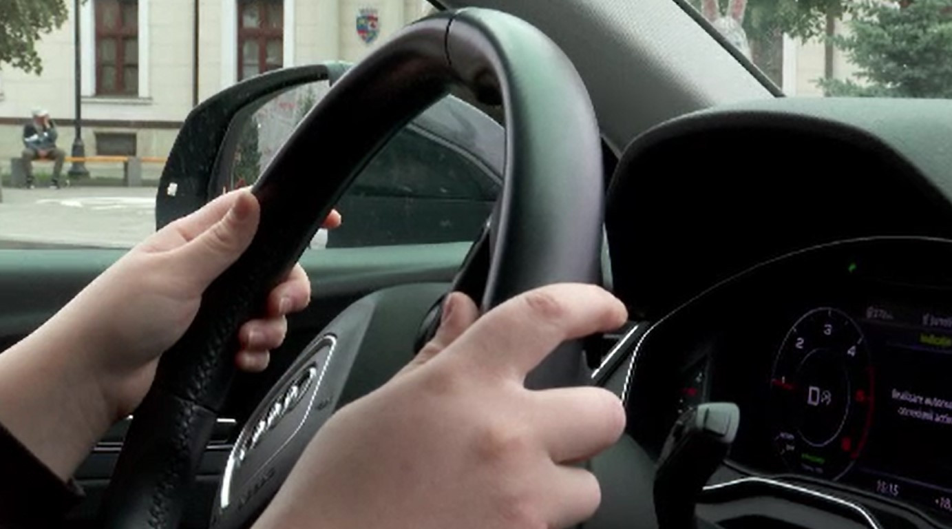 Adolescent de 14 ani, descoperit în trafic la volanul mașinii părinților săi. Surpriză pe scaunul din dreapta