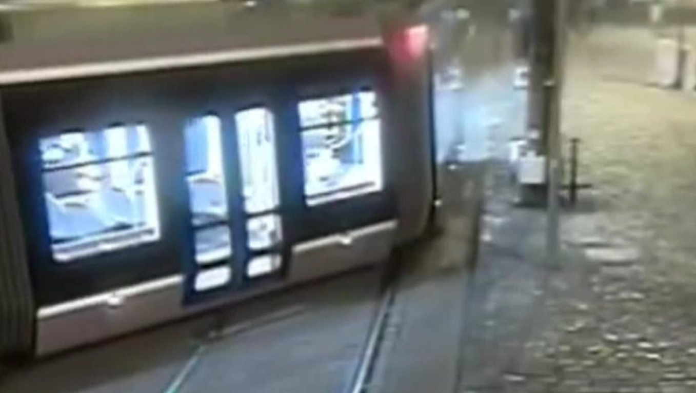 Un tramvai din Timișoara a sărit de pe linii. Momentul în care ajunge pe trotuar, surprins de o cameră de supraveghere