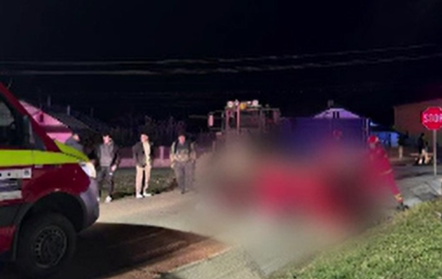 Un moped pe care se aflau doi adolescenți s-a izbit de un tractor. Unul dintre băieți, în vârstă de 13 ani, a murit