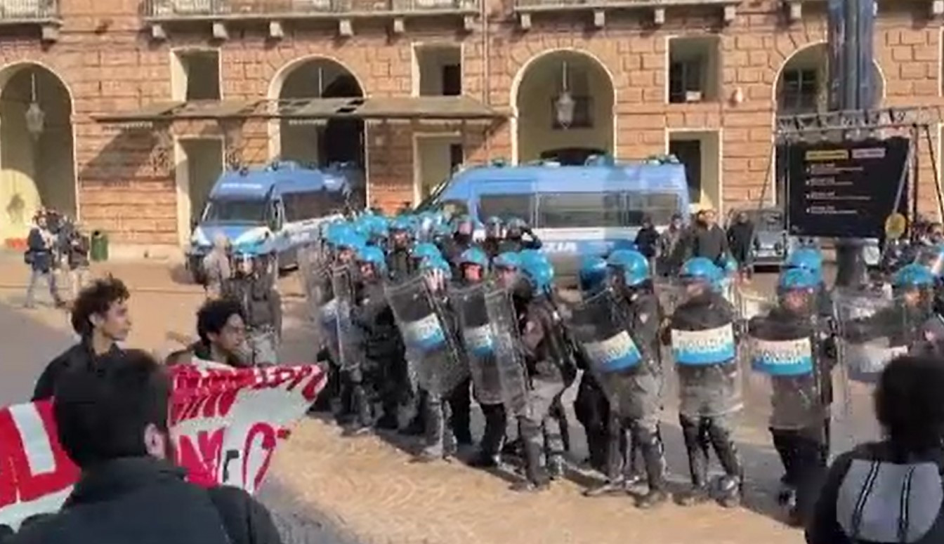 Haos la Torino. Cel puțin 15 polițiști au ajuns la spital, răniți de un dispozitiv exploziv detonat în timpul unor proteste