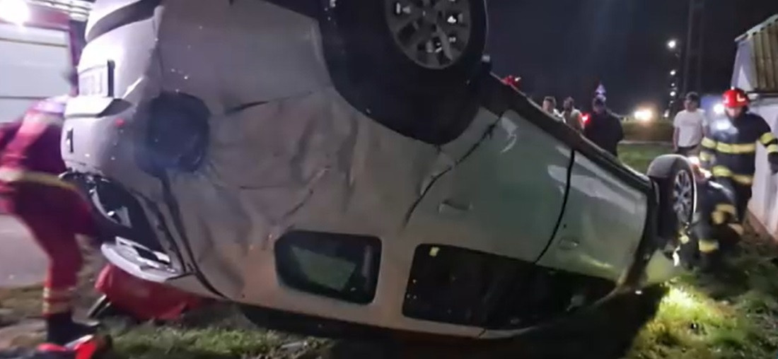 O mașină s-a răsturant pe un drum drept și cu vizibilitate în Vaslui. A fost nevoie de intervenția pompierilor