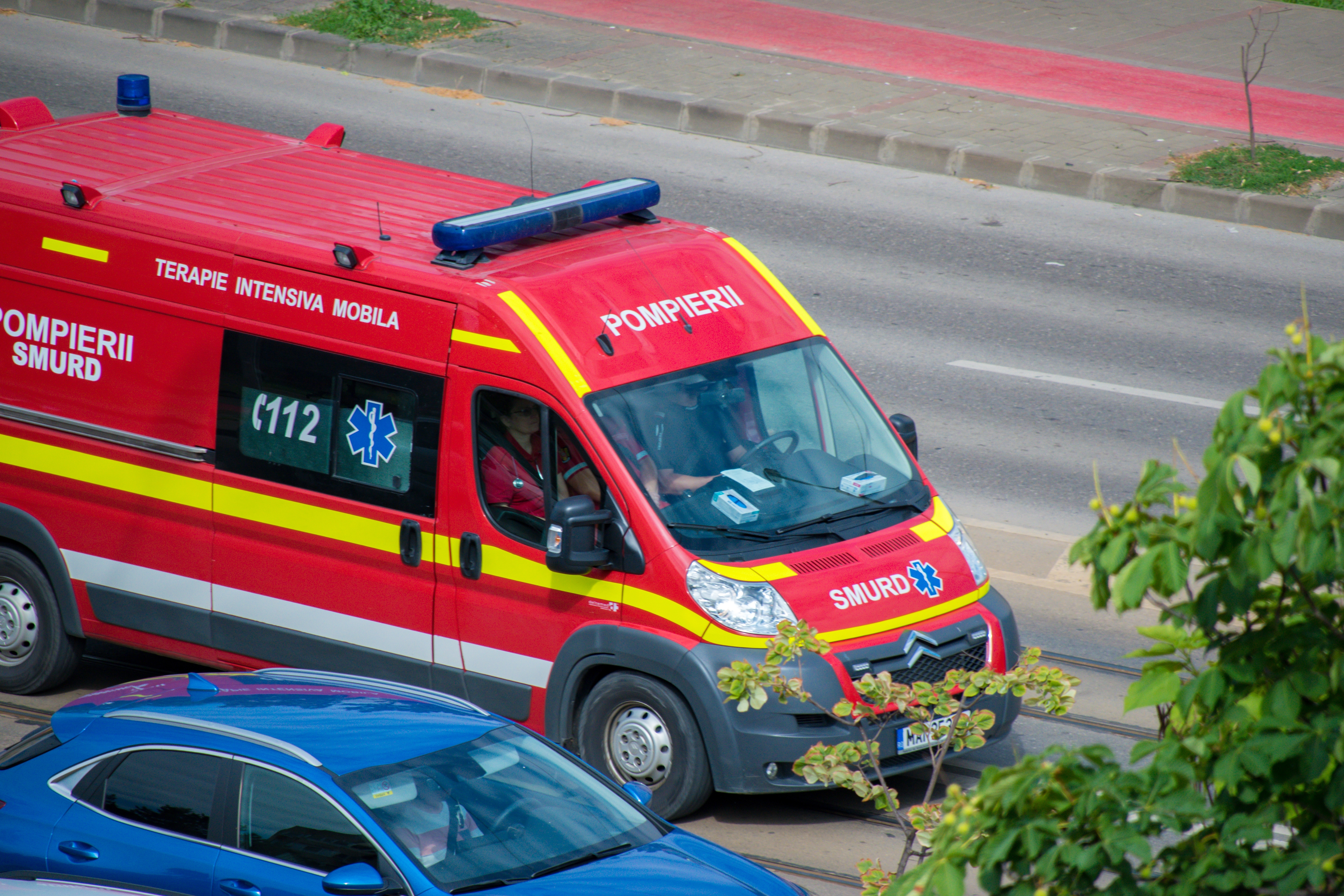 Accident pe DN1, la Baloteşti, între o autoutilitară şi un autobuz STB. Două persoane au rămas încarcerate