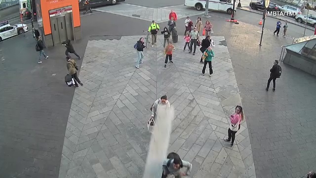 La un pas de tragedie. O bucată schelă a căzut în fața unui grup de oameni, în SUA. Momentul prăbușirii