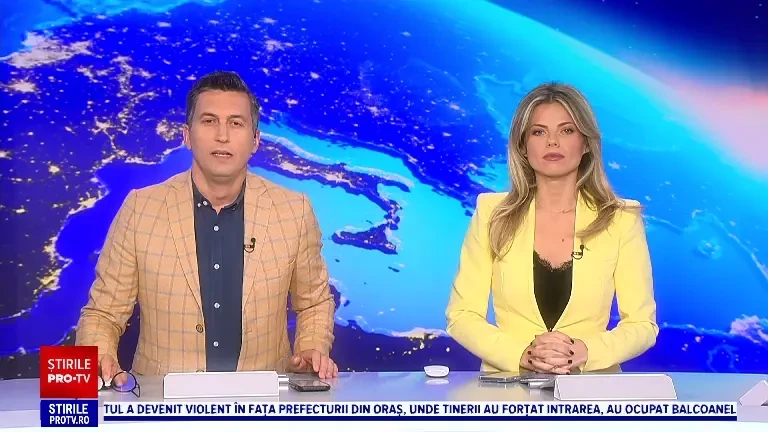 La un pas de tragedie .O bucată schelă a căzut în fața unui grup de oameni, în SUA. Momentul prăbușirii