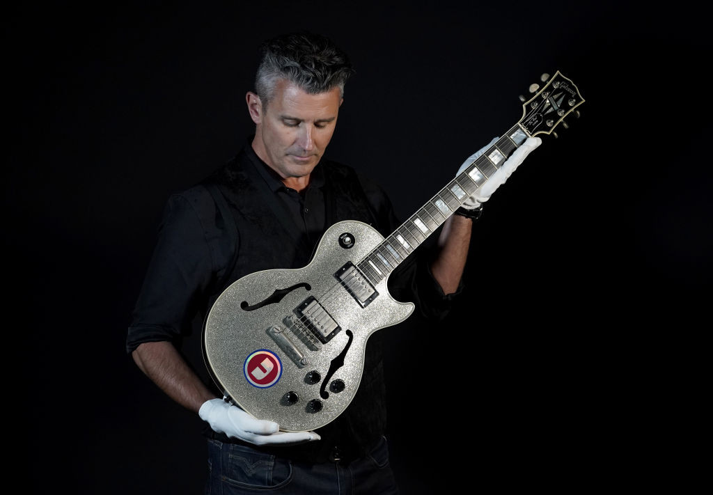 O chitară a lui Noel Gallagher de la Oasis s-a vândut cu peste 271.000 de euro la licitaţie