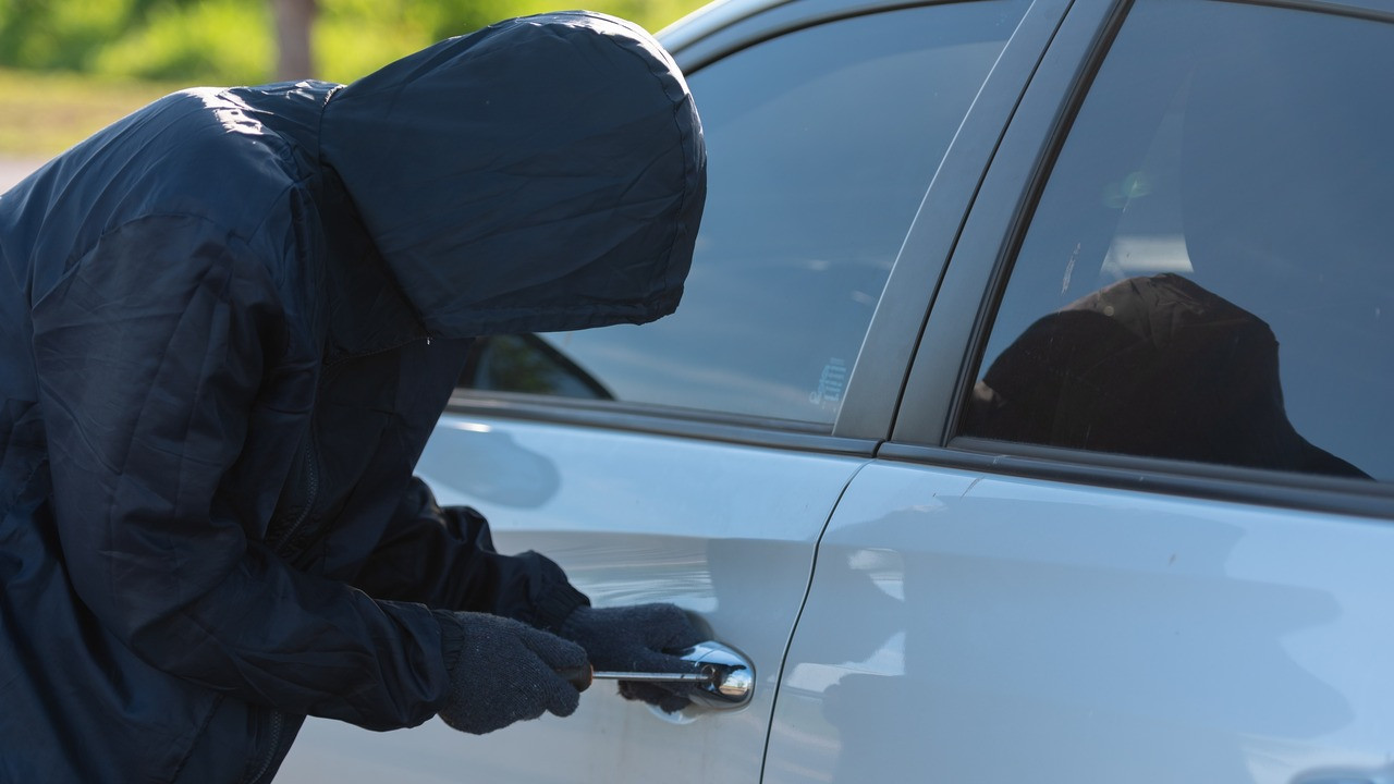 Doi spărgători de mașini din Timișoara, prinși „la treabă”. Suma pe care au reușit să o fure înainte să-i prindă polițiștii