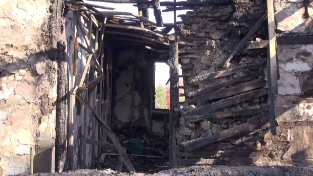 O bătrână de 85 de ani a pierdut tot ce avea în prag de sărbători. Un incendiu violent i-a mistuit casa