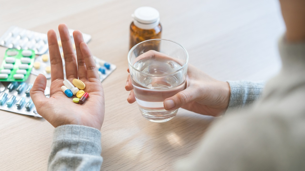 România, lider european la rezistența la antibiotice. Luate inutil, pot accelera apariția unor bacterii imposibil de tratat