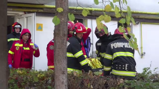 Explozie puternică într-un bloc din Bacău. Un bărbat a ajuns la spital cu răni grave. „Au bubuit geamurile”