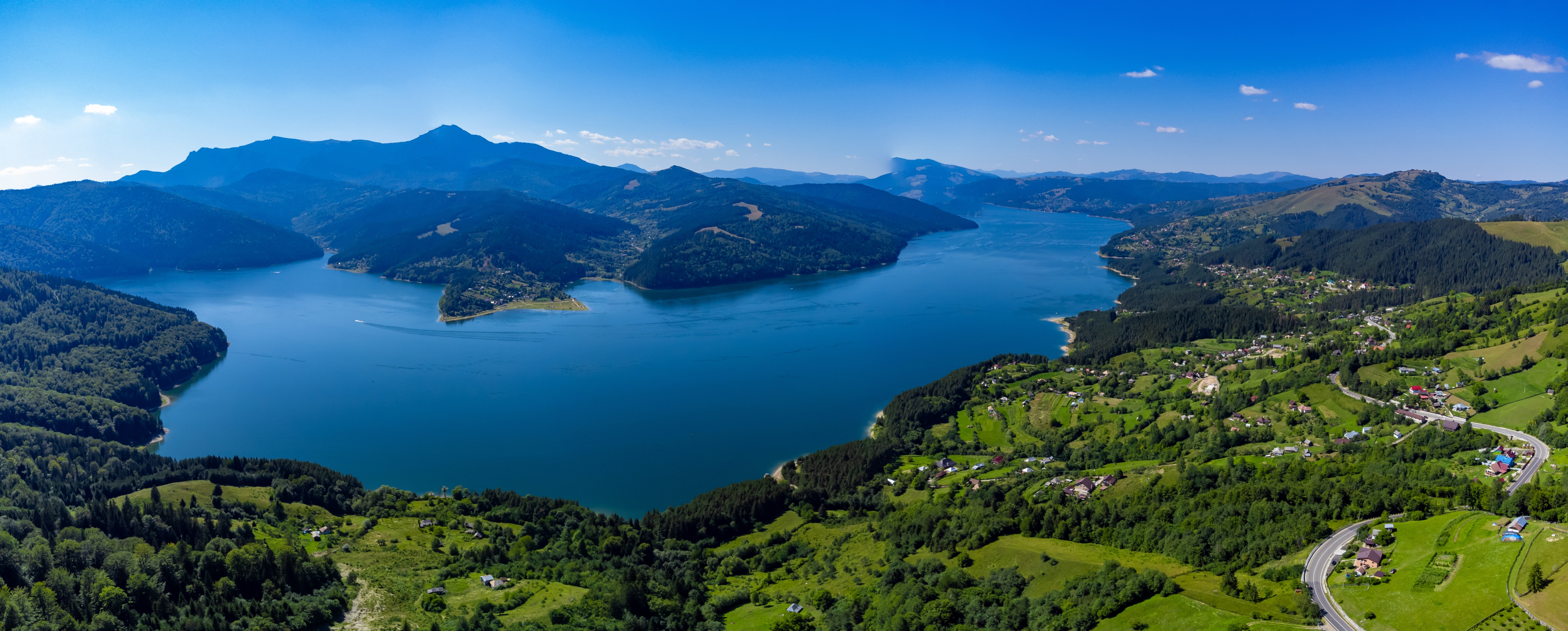 Lacul Izvorul Muntelui – istoria zbuciumată a unuia dintre cele mai mari lacuri de acumulare din țară. Cum ajungi aici