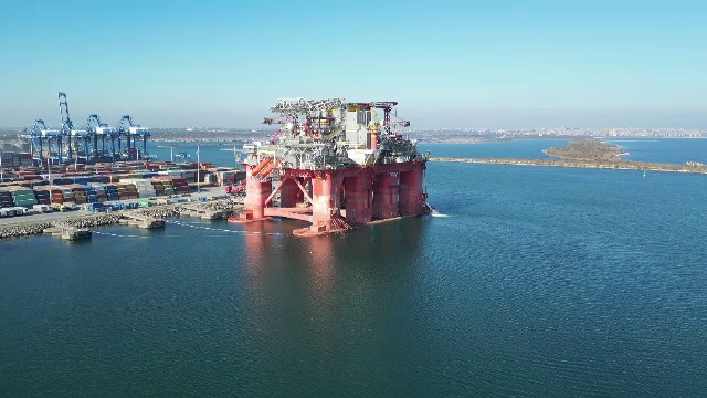 Cum arată platforma gigant Barents, care va fora sondele de gaze din Marea Neagră. Este mai mare decât un teren de fotbal