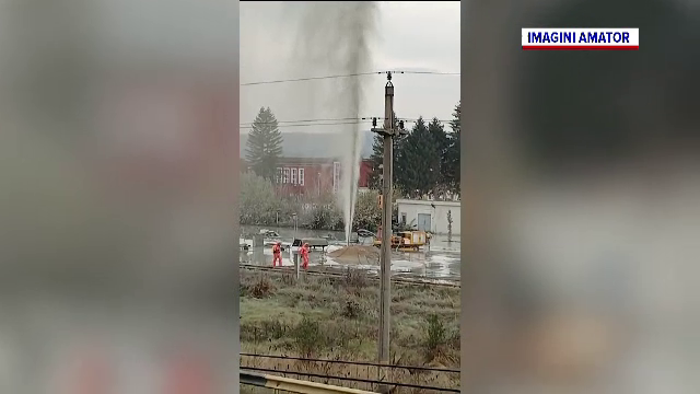 Situație de urgență în Dâmbovița, după o refulare de apă și noroi, cu miros puternic de gaz metan, la forarea unui puţ