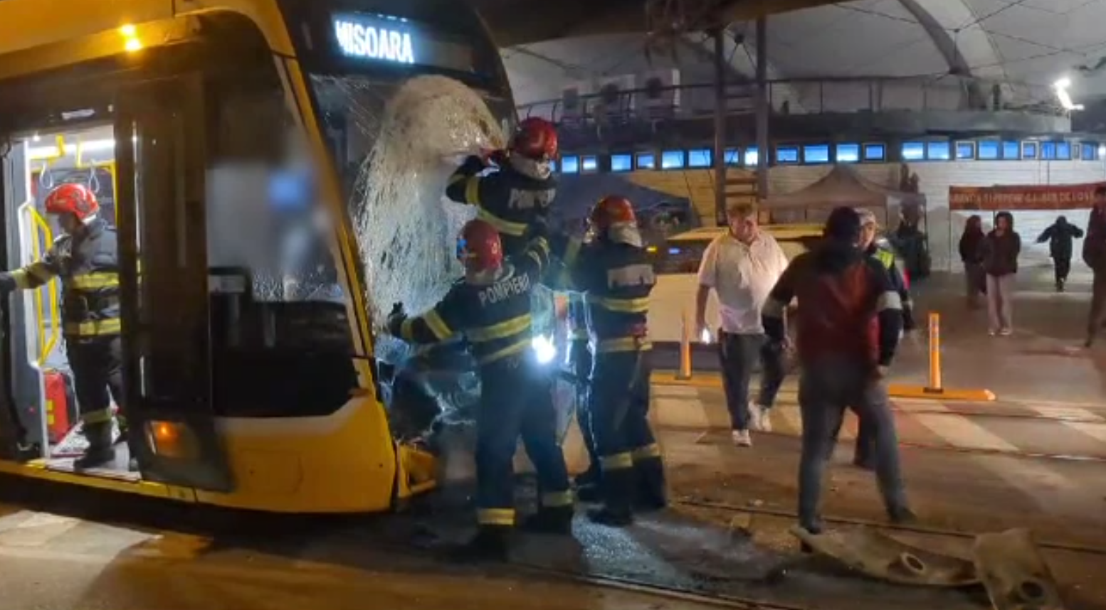 Două tramvaie s-au ciocnit în Timișoara. Unul dintre vatmani a rămas încarcerat, iar o pasageră a avut nevoie de îngrijiri