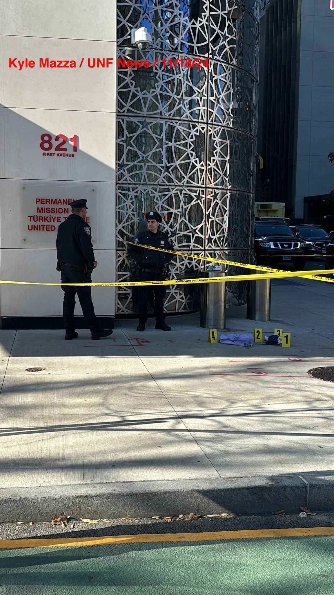 Atac cu armă albă la New York. Doi bărbaţi au fost ucişi şi o femeie a fost rănită