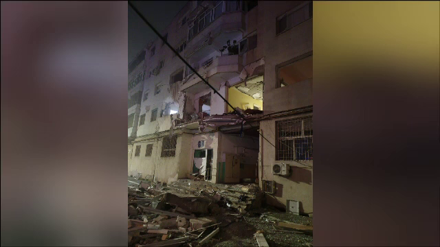 Explozie devastatoare într-un bloc din Brăila. Tocul unei uși a ajuns la grădinița aflată la 70 de metri